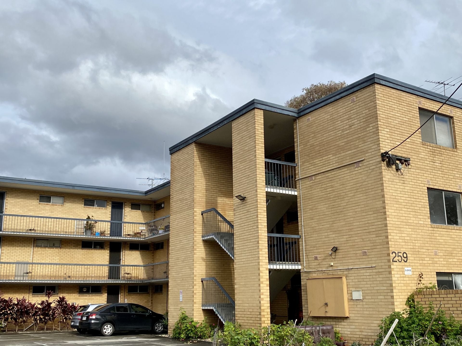 Refurbished 1 Bedroom Unit!!!