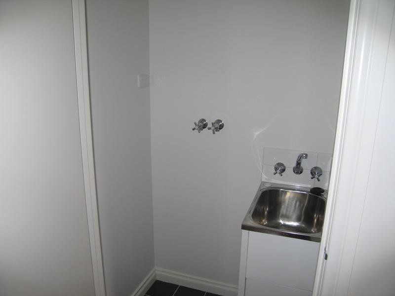 MODERN 2 BEDROOM UNIT!
