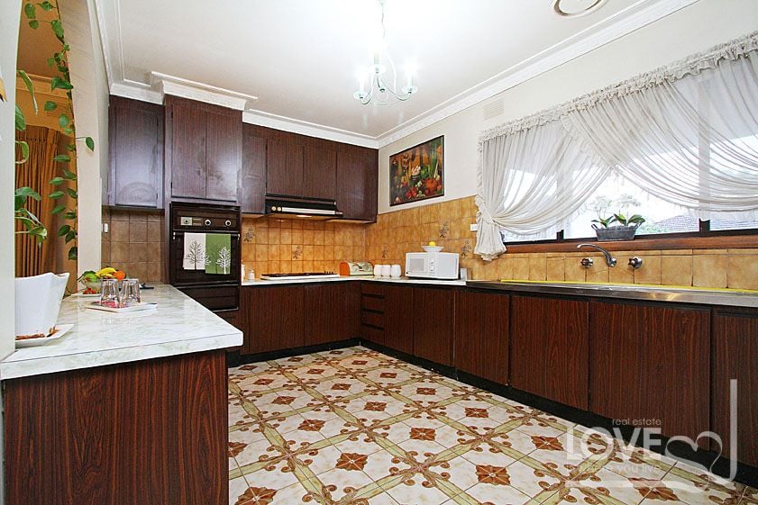 Generously Proportioned Living In A Sought After Location