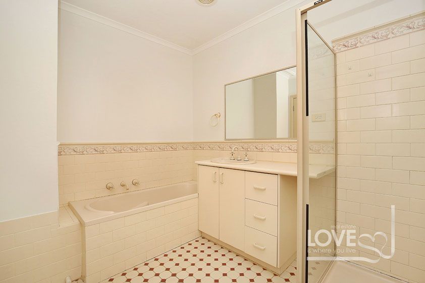 BEAUTIFULLY PRESENTED 3 BEDROOM TOWNHOUSE