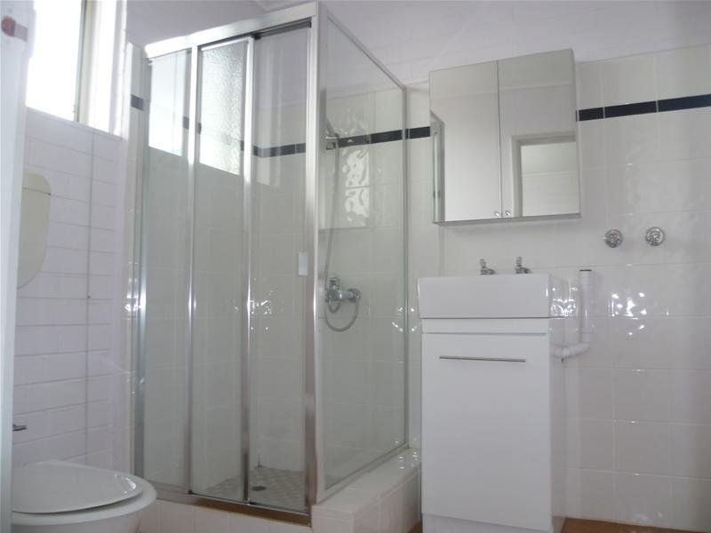 Stylish 1 Bedroom Apartment Opposite Green Parklands!