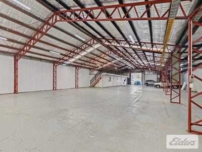 STANDALONE WAREHOUSE WITH 10 CAR PARKS!