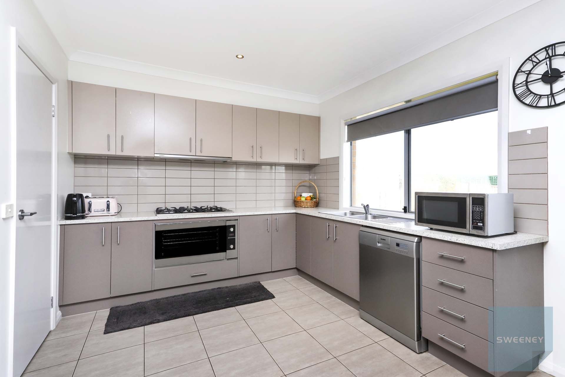 8 Somers Street, Fraser Rise - Thumbnail 3