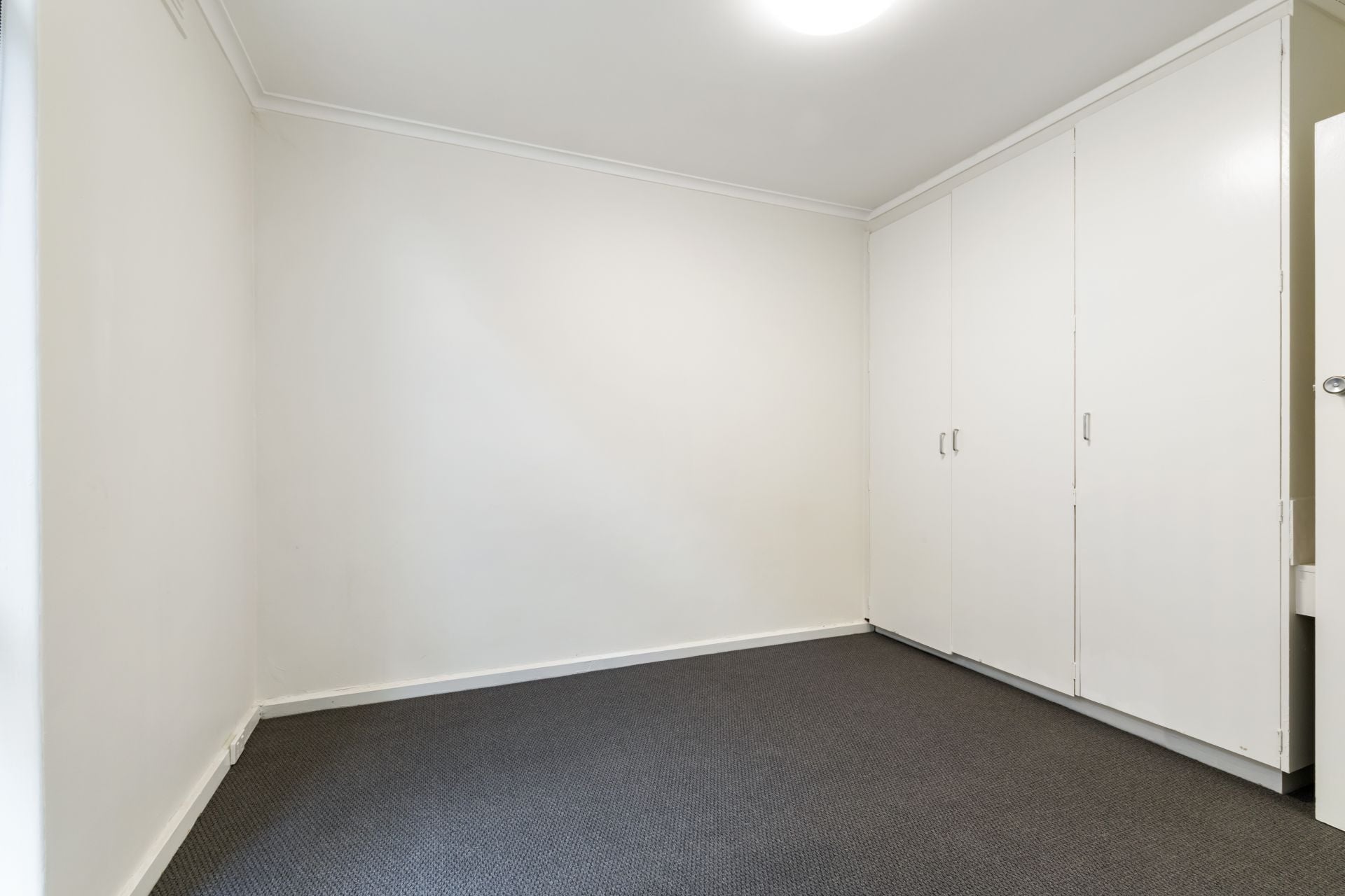 Excellent Location Close to High Street Trams & Shops!