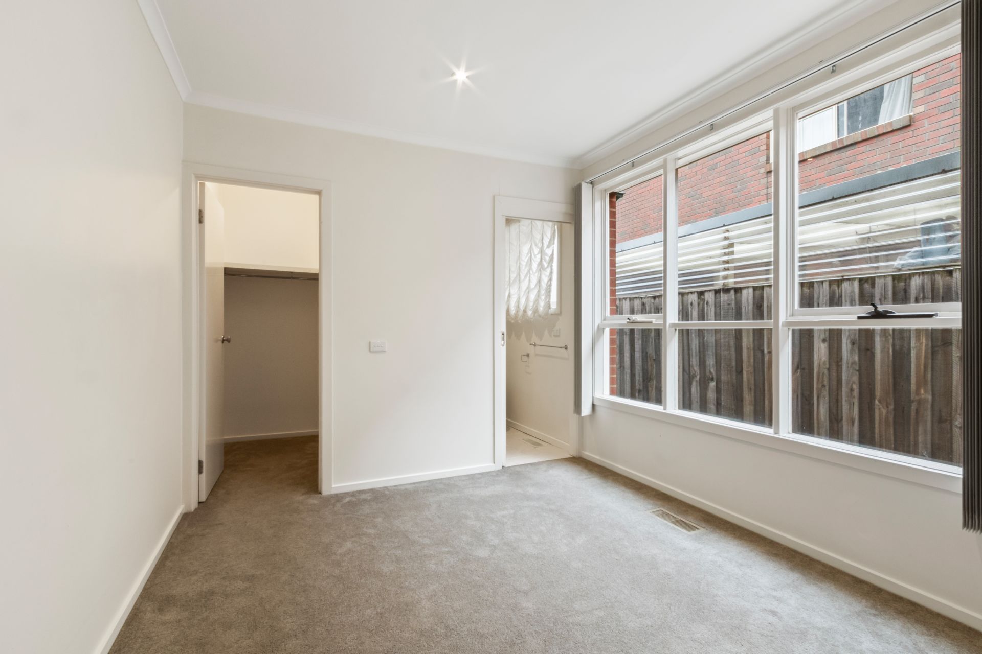 Super Spacious & Conveniently Position Family Home!!
