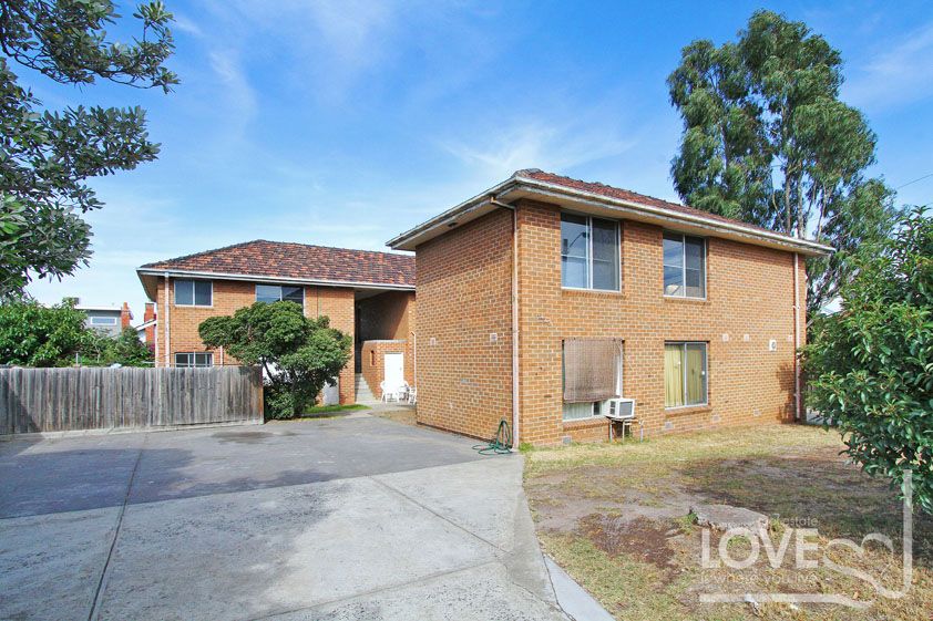 UPDATED EXCELLENCE IN A SUPERB LOCATION