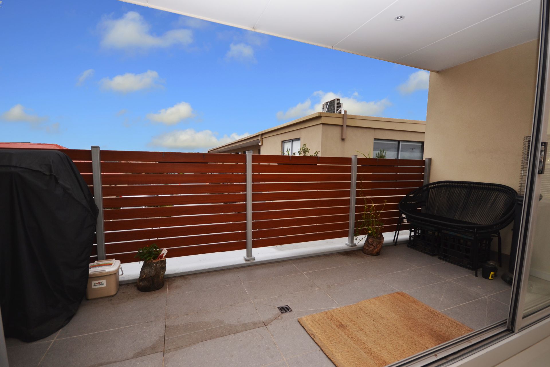 CONTEMPORARY LIVING & FABULOUS LOCATION