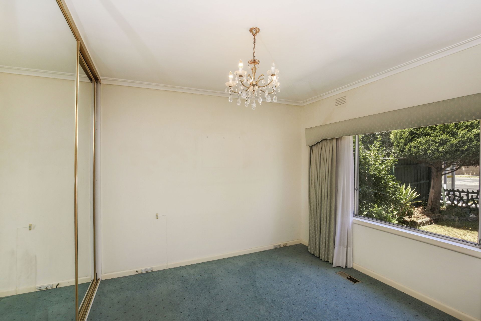 Spacious family home - 6 month lease only!