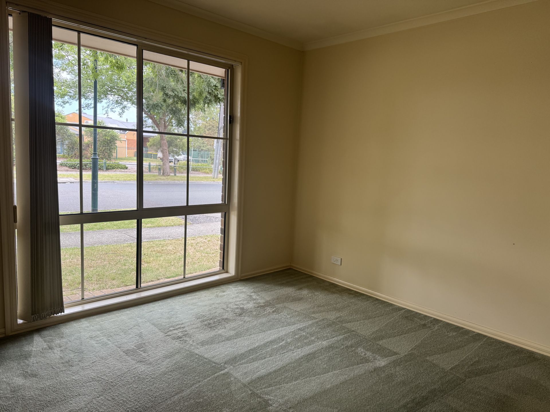 IDEALLY LOCATED CLOSE TO SHOPS & TRANSPORT!