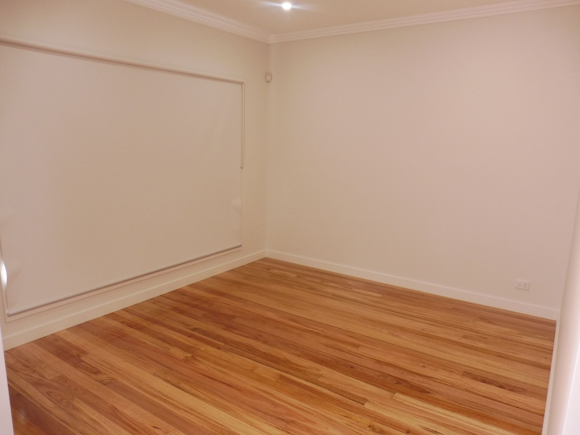 ARCHITECT DESIGNED- WALKING DISTACE TO THOMASTOWN STATION AND SHOPS.