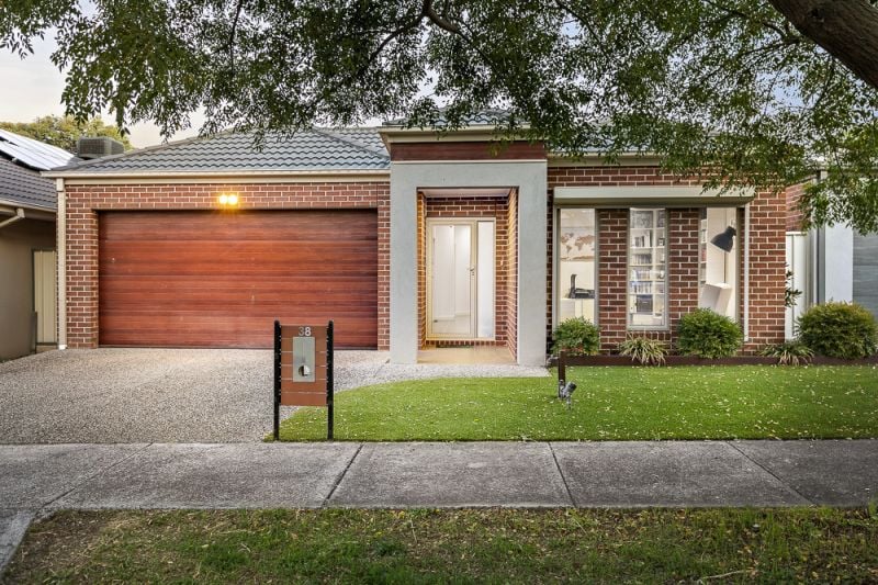38 Daly Circuit, Caroline Springs - Thumbnail 2