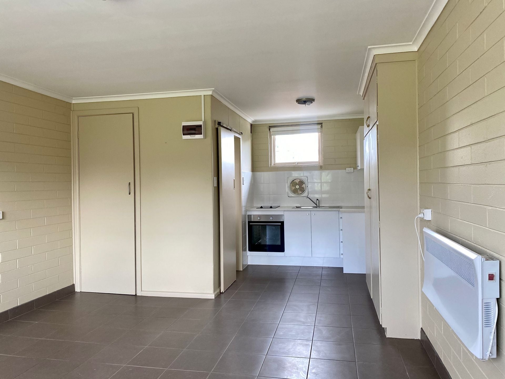 Refurbished Cosy Studio Apartment Situated in Excellent Position!