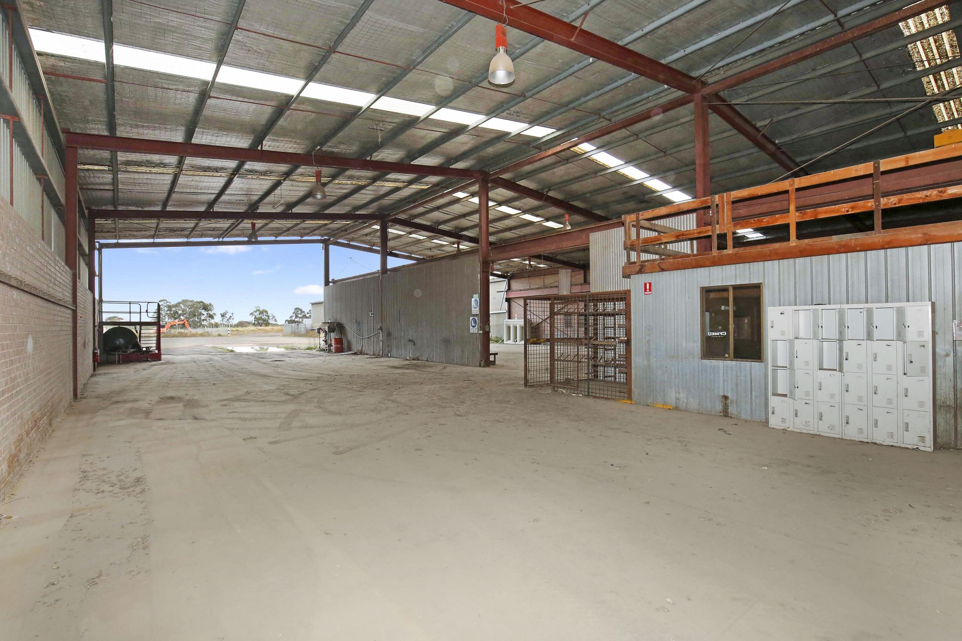 HUGE 23,000 SQM SITE 
OCCUPY OR DEVELOP