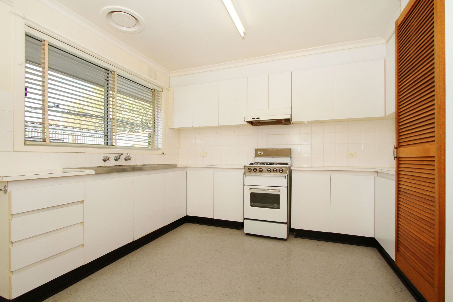 LARGE VILLA UNIT WITH GARAGE & COURTYARD!!!