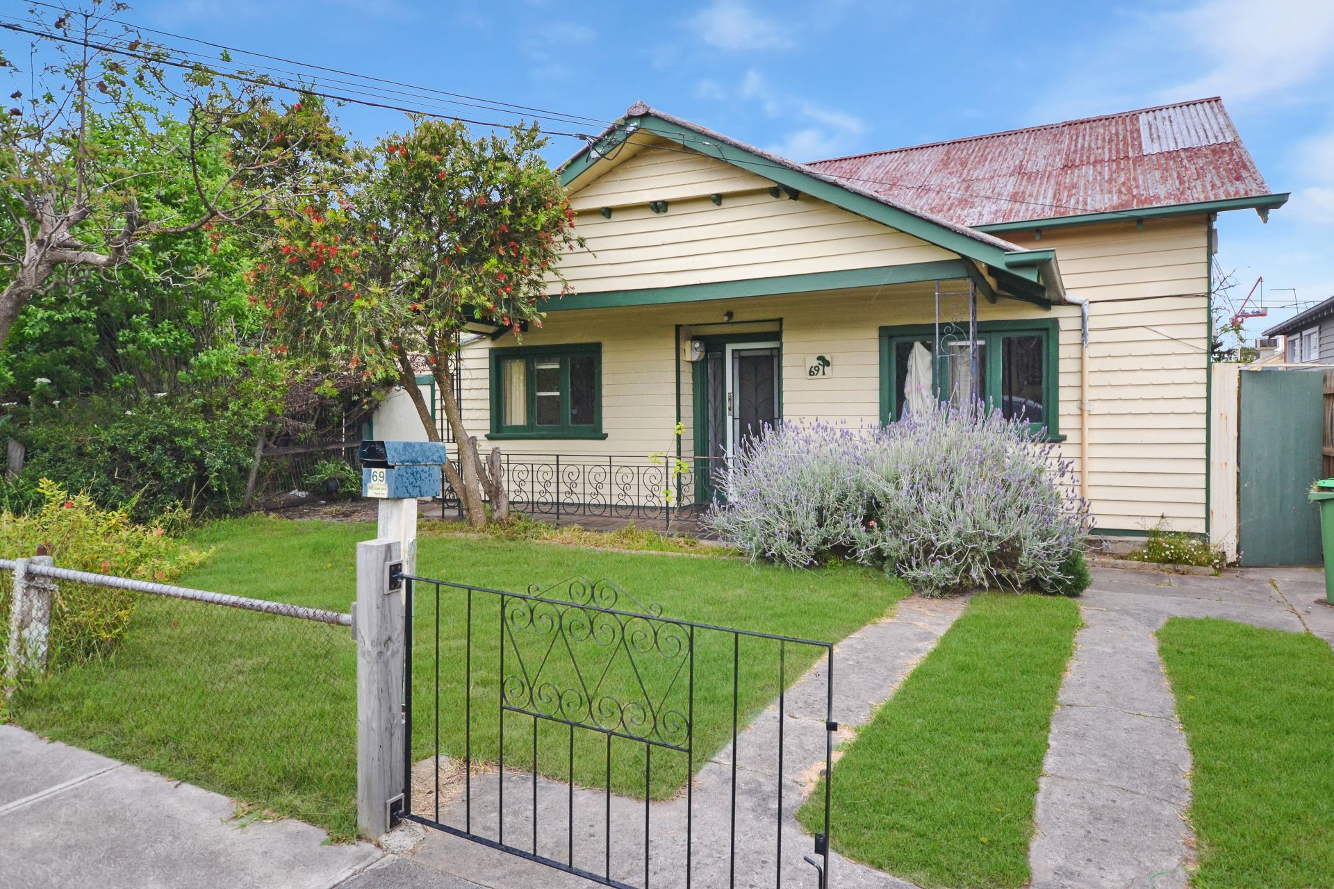 Spacious living on Pender