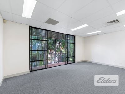 FUNCTIONAL GROUND FLOOR TENANCY + 3 CARS!