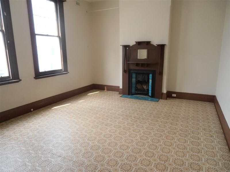 EXCELLENT RETAIL POSITION WITH DWELLING