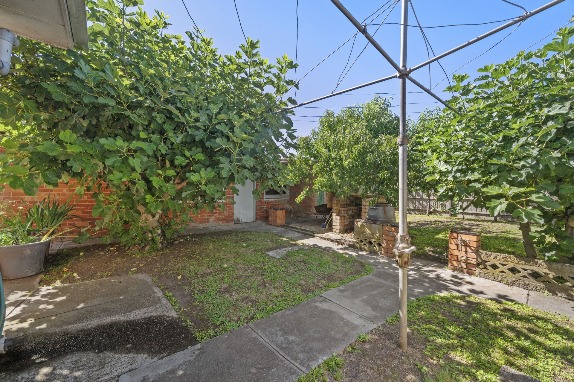 POSITION WITH POTENTIAL LAND APPROX 665m2