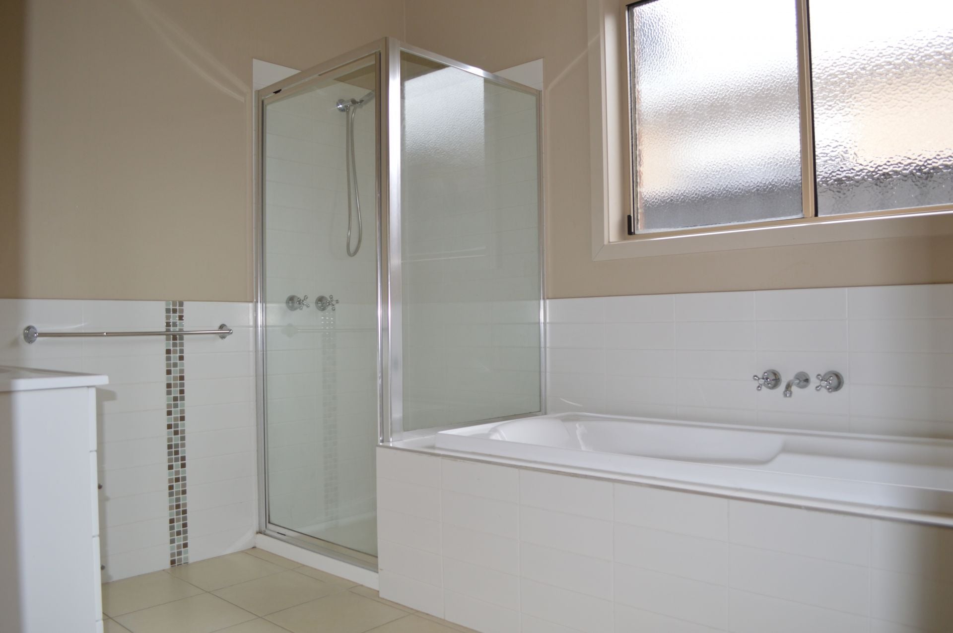 FINE FAMILY LIVING IN THE HAWKSTOWE ESTATE    *Insp Thu 24th Nov @ 4:40pm*