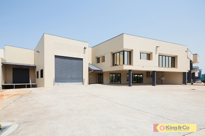 GREAT MOTORWAY LOCATION!