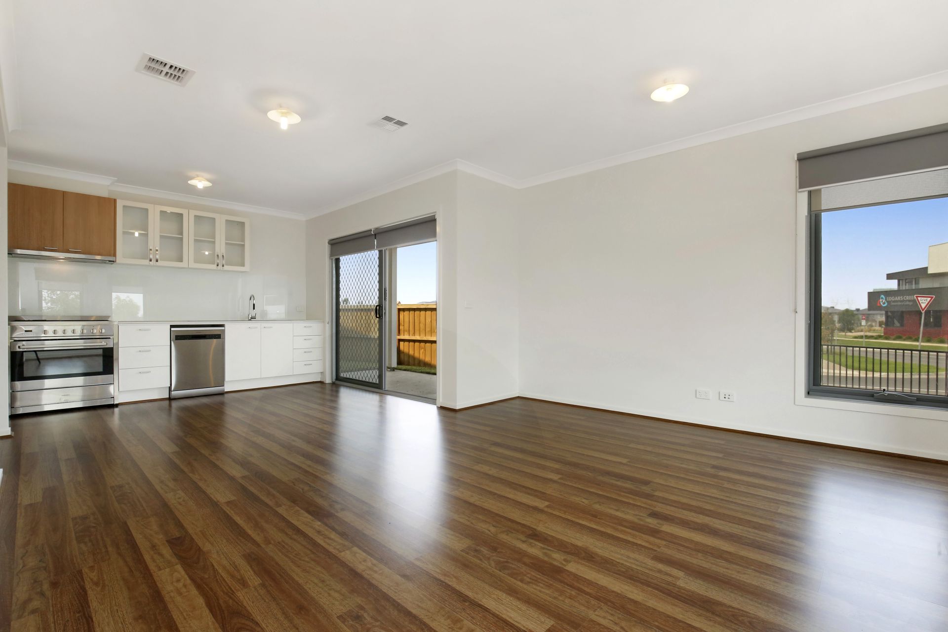 MODERN TOWNHOUSE WELL LOCATED