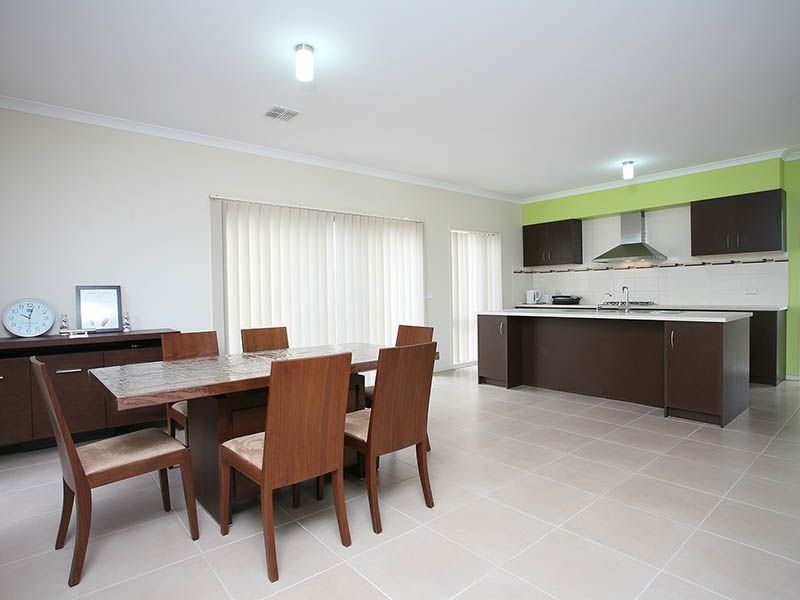 2 Forest Glade Way, Caroline Springs - Thumbnail 4