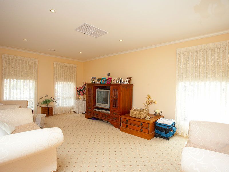 22 Lanaghan Avenue, Caroline Springs - Thumbnail 4