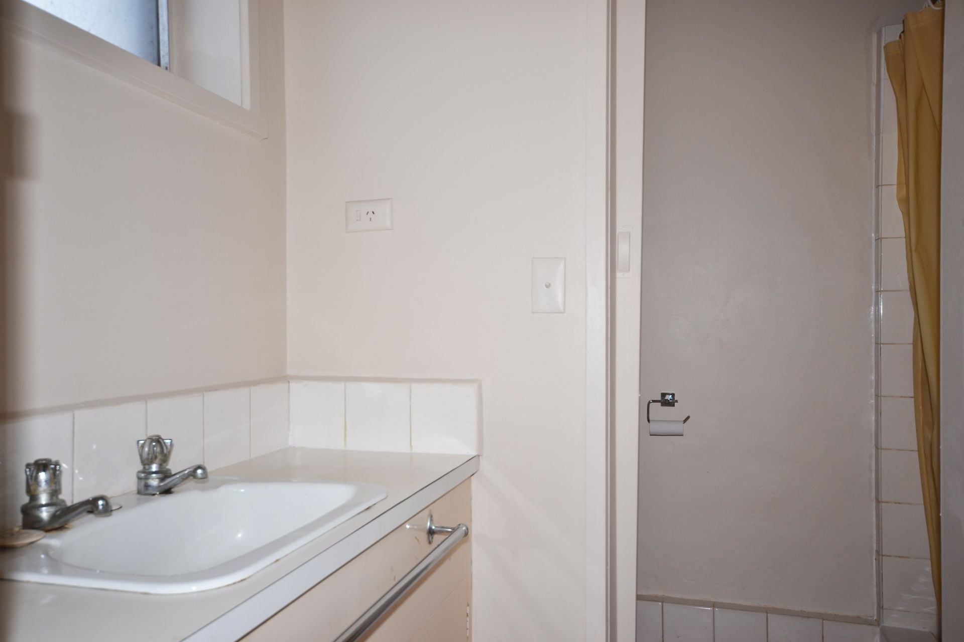 STUDIO APARTMENT READY FOR YOU TO MOVE INTO