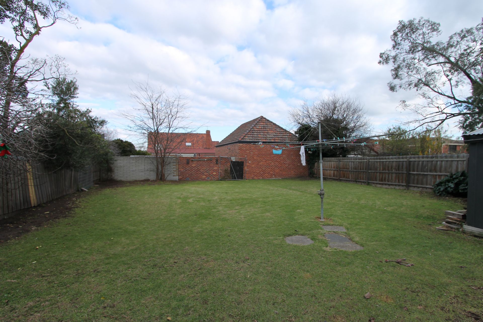 COSY HOME IN OAKHILL ESTATE!!!