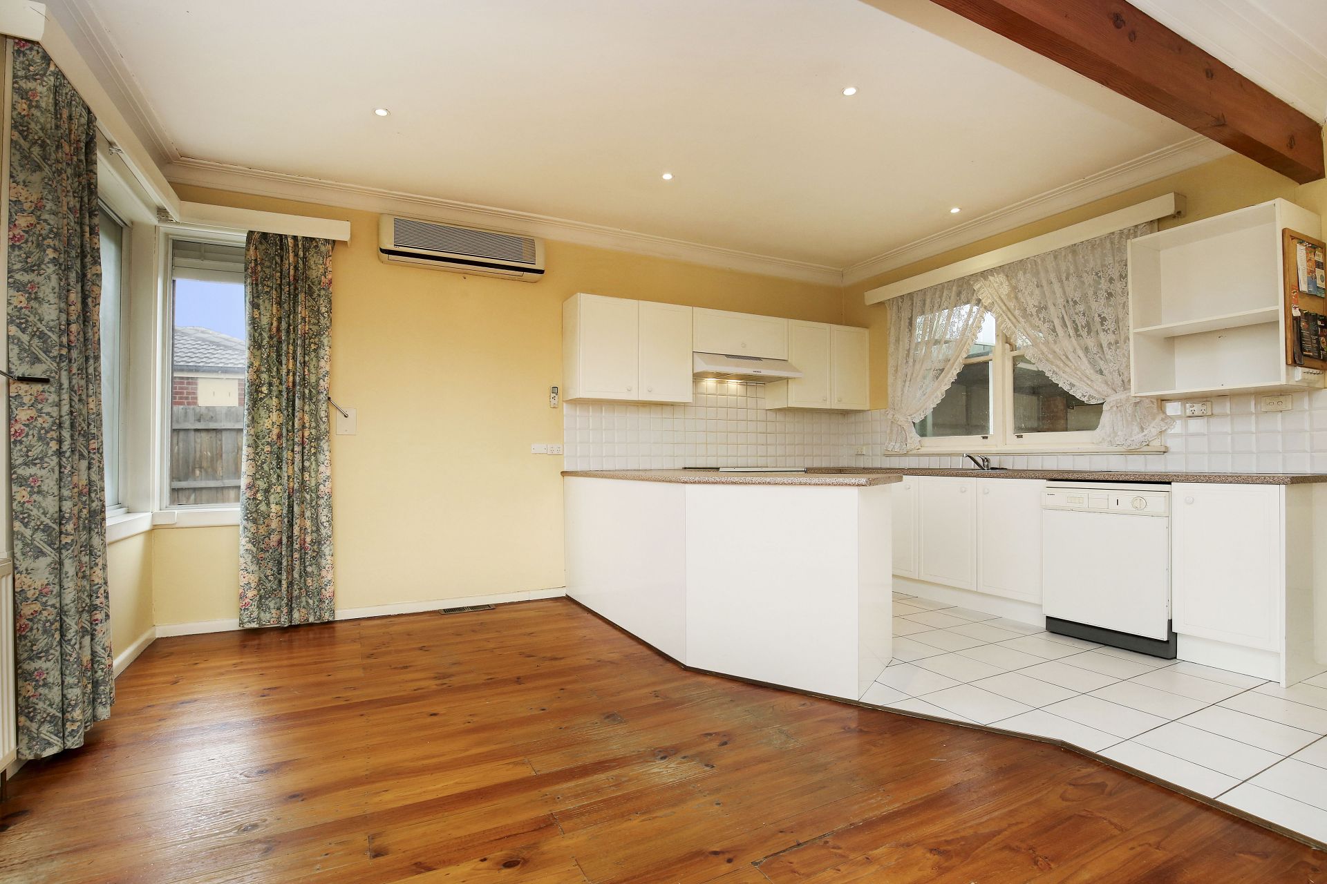 DOUBLE STOREY DELIGHT WITHIN WALKING DISTANCE TO LATROBE UNIVERSITY