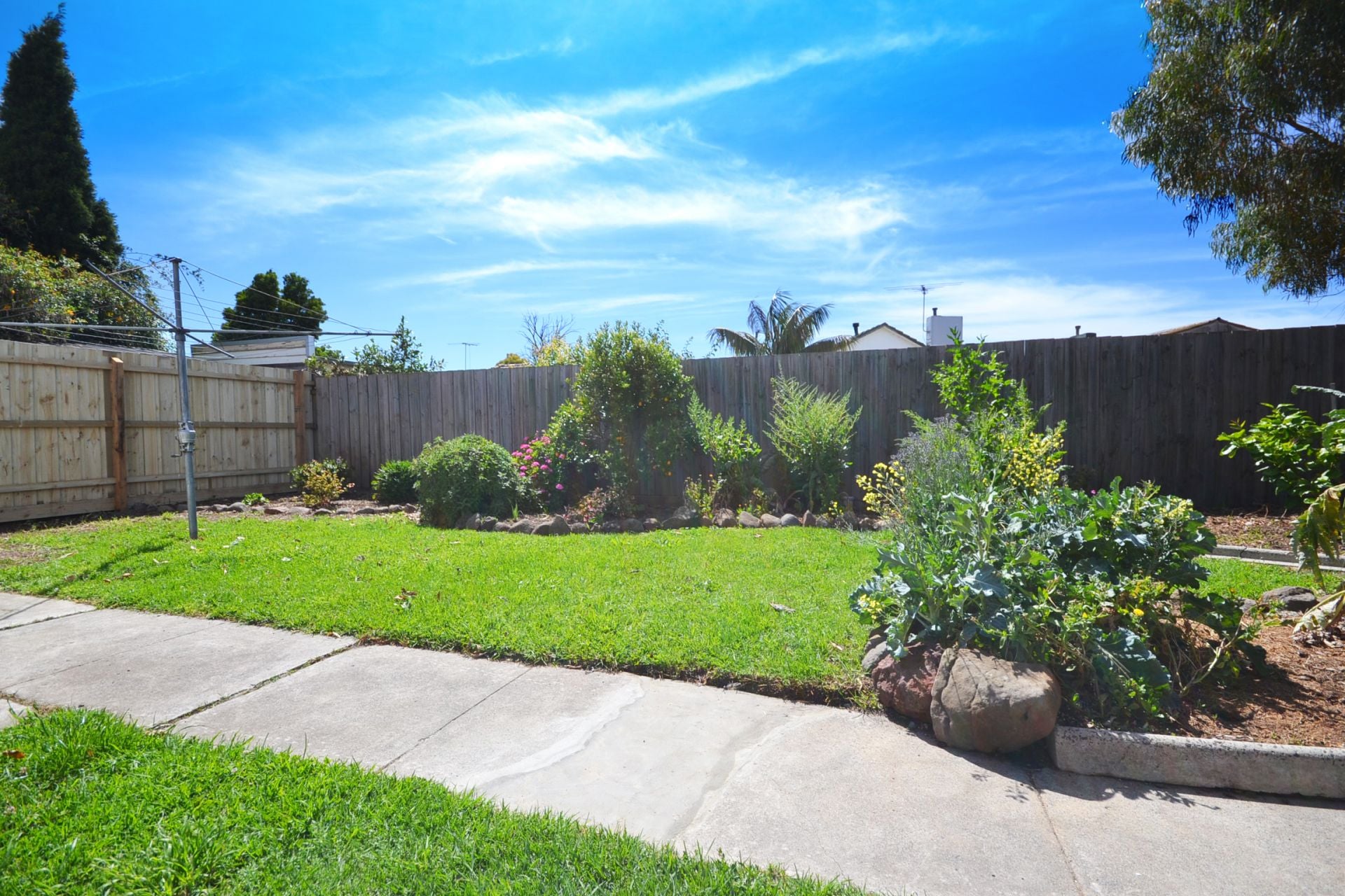 FABULOUS LOCATION & PRICED TO PLEASE