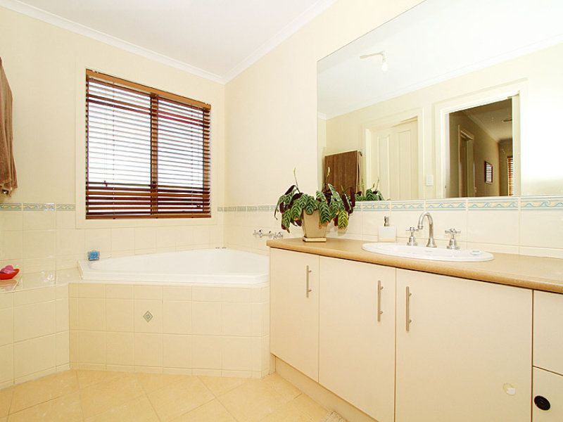 2 Kanooka Avenue SOUTH MORANG, South Morang - Thumbnail 7