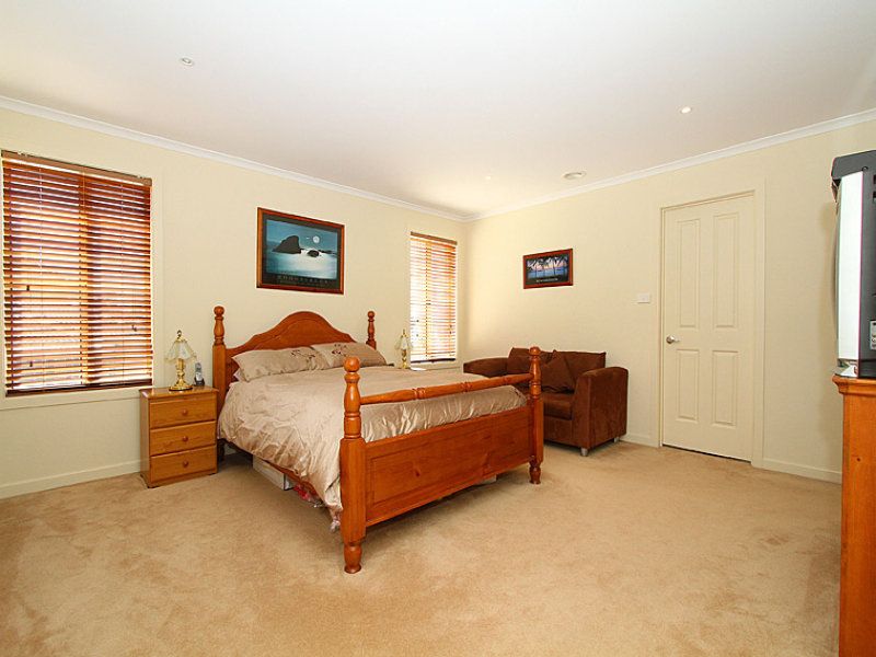 2 Kanooka Avenue SOUTH MORANG, South Morang - Thumbnail 8