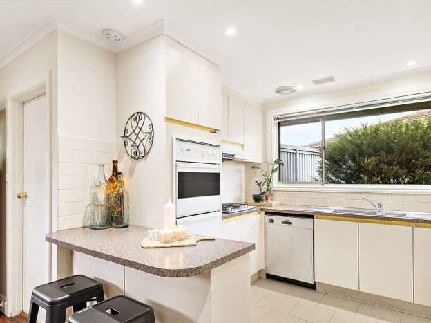 LOCATED IN CENTRAL THOMASTOWN-