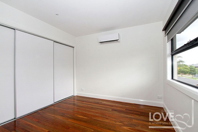 BRAND NEW CONTEMPORARY CHIC