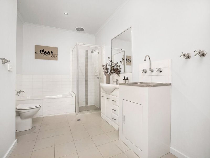 MODERN ELEGANCE WITH A WARM, INVITING AMBIANCE