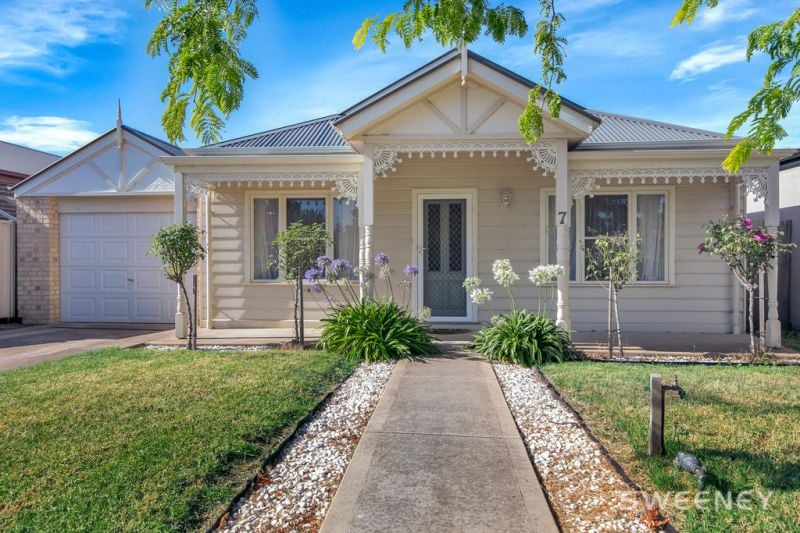 7 Copeland Crescent, Point Cook - Thumbnail 2