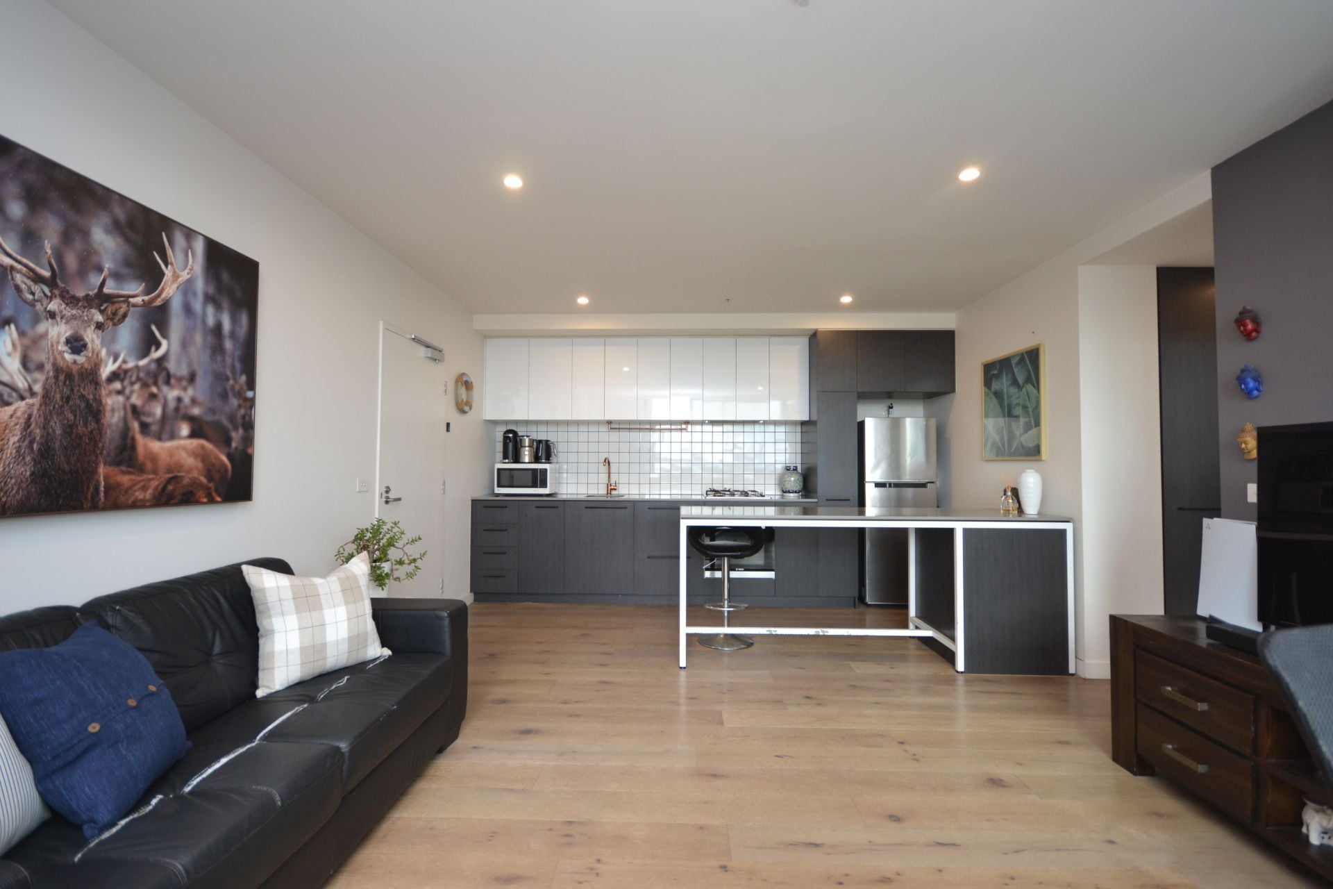 CONTEMPORARY AND CHIC