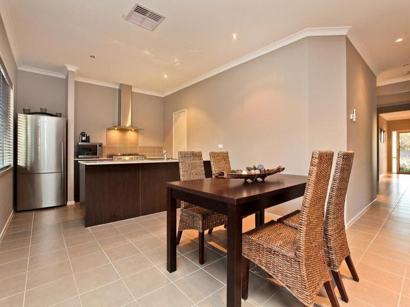 5 Anna Maree Place, Caroline Springs - Thumbnail 3