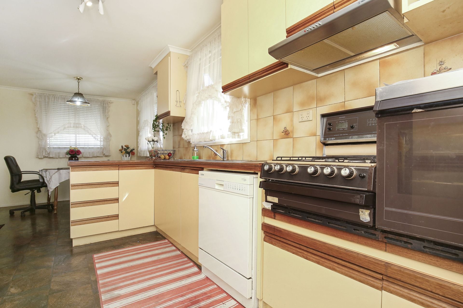 SPOTLESS FAMILY HOME IN GREAT LOCATION & BIG BACKYARD FOR THE KIDS!