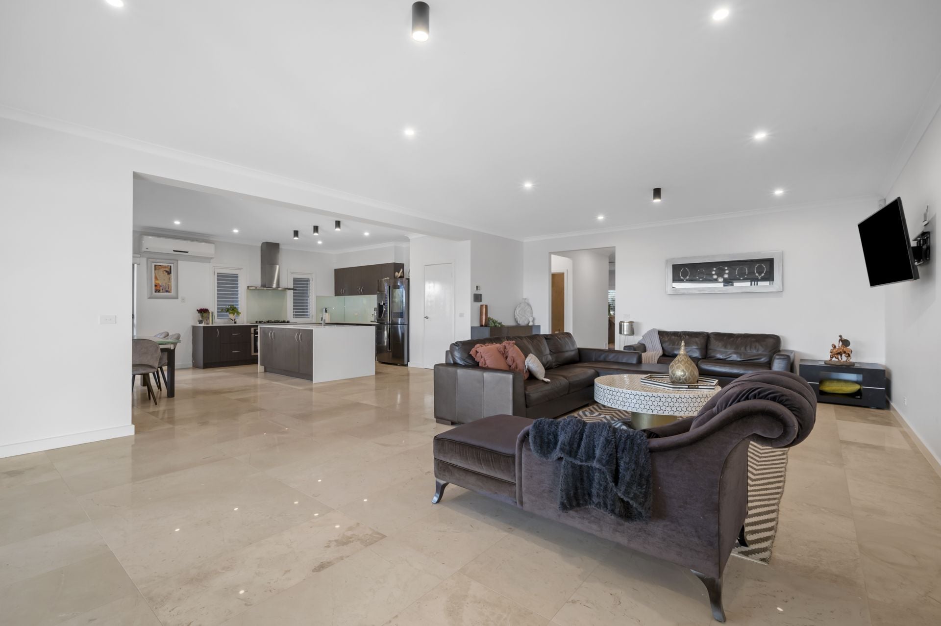THE ULTIMATE ENTERTAINER - COMPLETE FAMILY PACKAGE