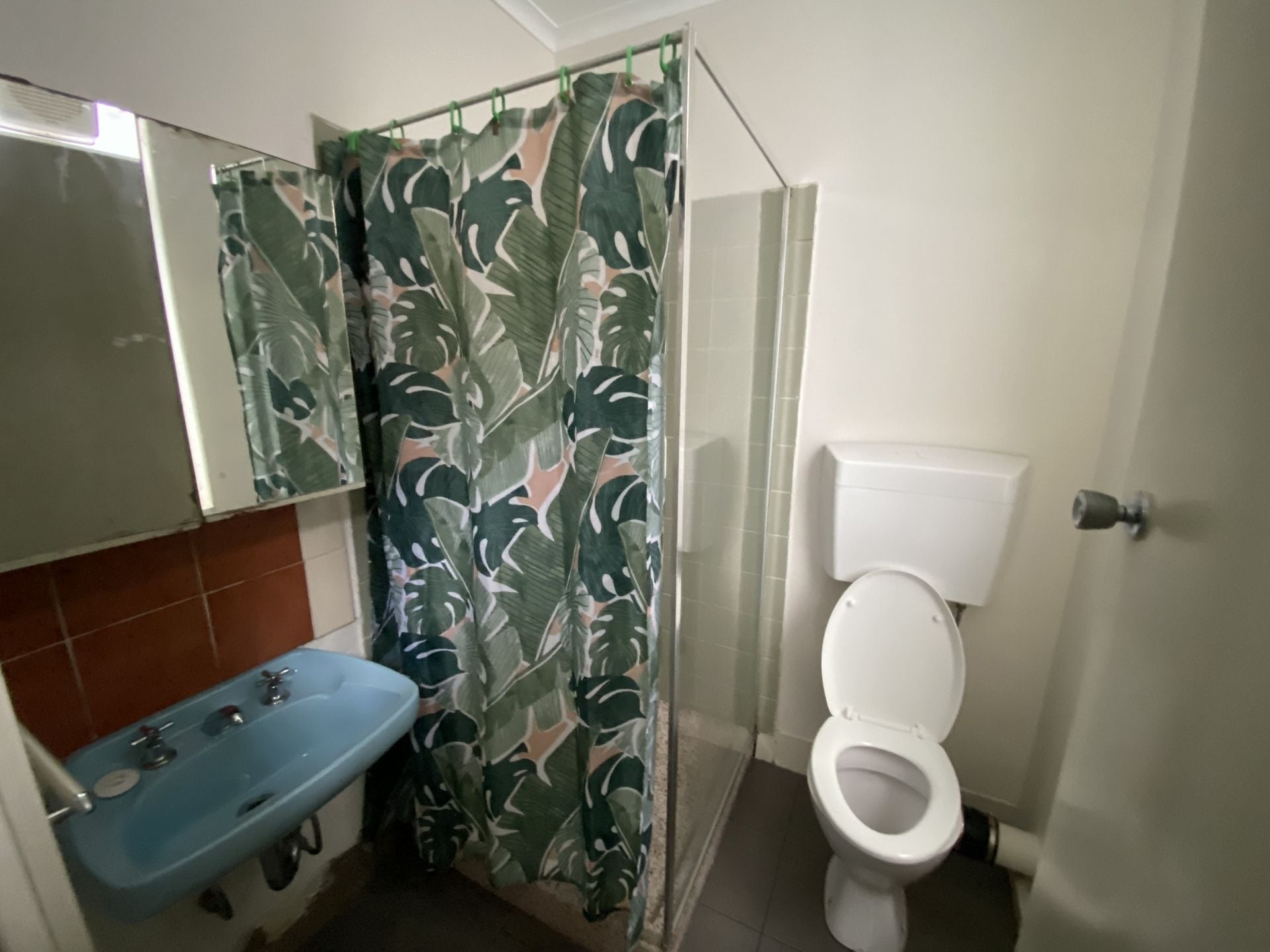 Excellent location Close to High Street Trams & Shops!