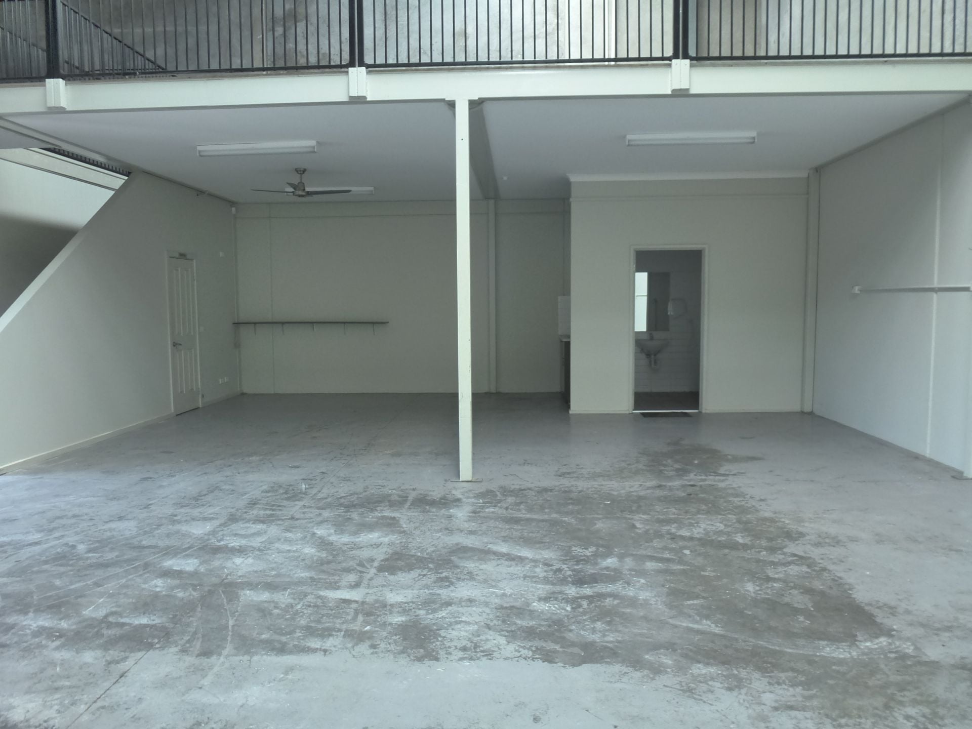FACTORY/WAREHOUSE WITH OFFICE IN PRIME LOCATION!
