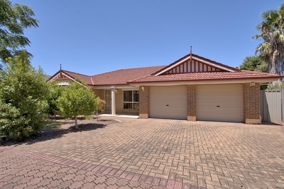 ACCOMMODATING  4-5 BEDROOM FAMILY HOME WITH EXCELLENT ENTERTAINING AREAS