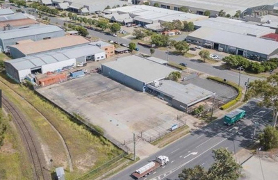 YARD, WAREHOUSE, GREAT EXPOSURE - IT HAS THE LOT!