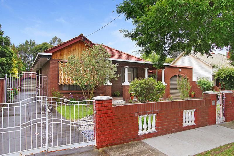 Four Bedroom Home in Thornbury! Enough Said