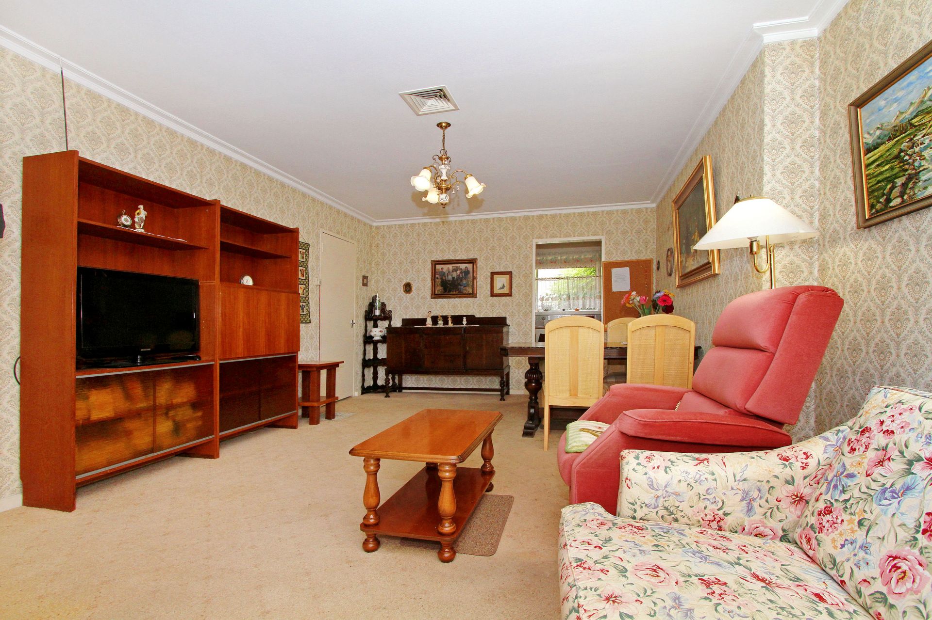 COMFORTABLE LIVING IN A SUPERB LOCATION
