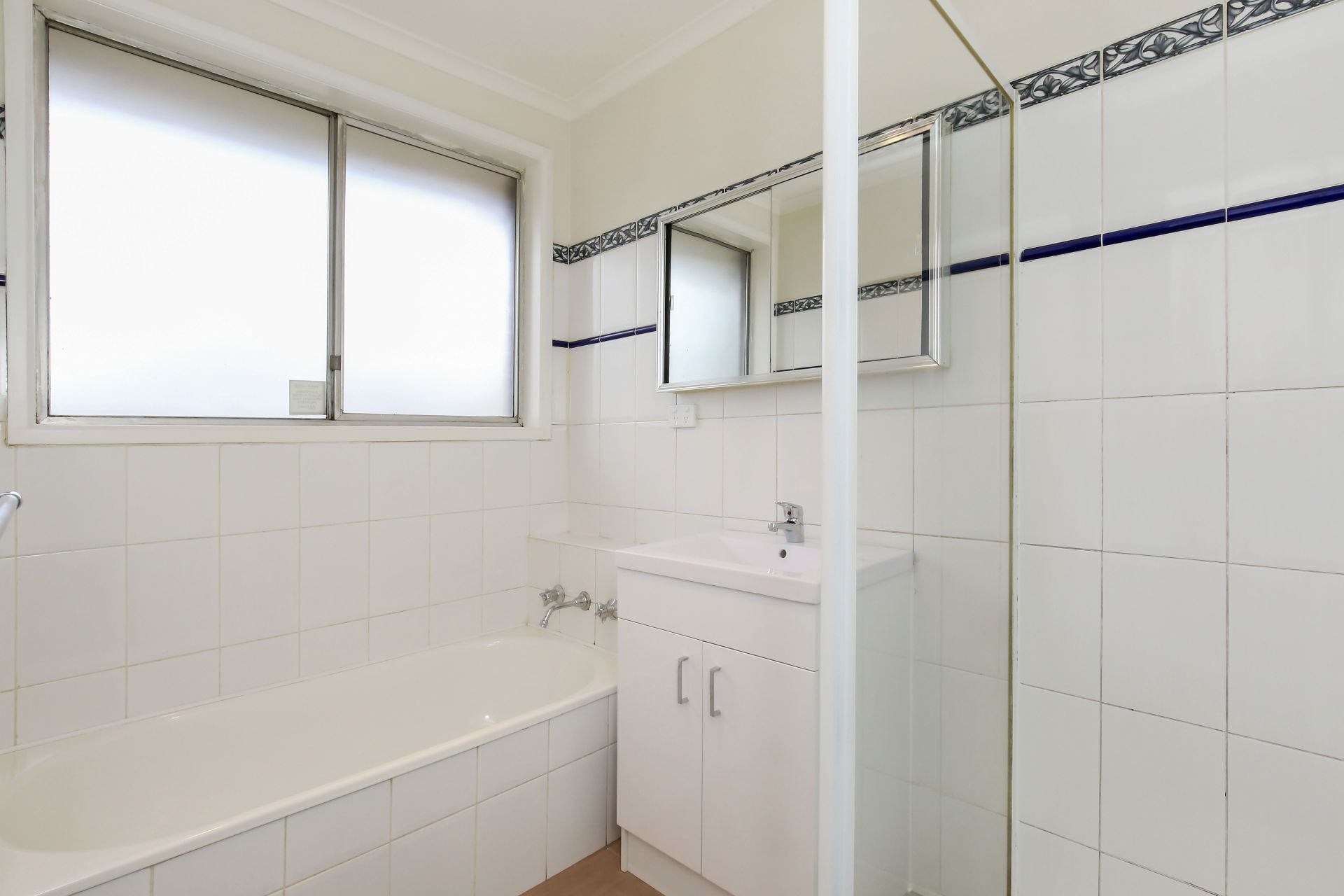 CENTRAL LOCATION IN IMPECCABLE CONDITION!