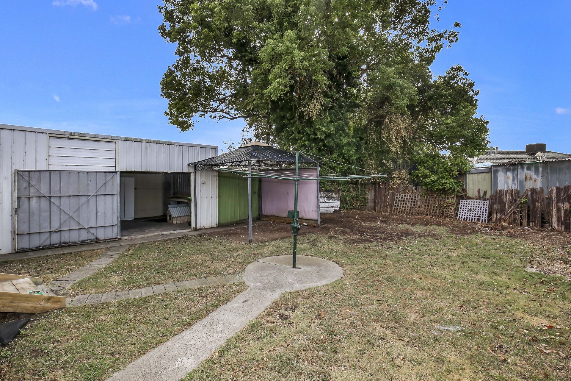 CENTRAL LOCATION IN IMPECCABLE CONDITION!