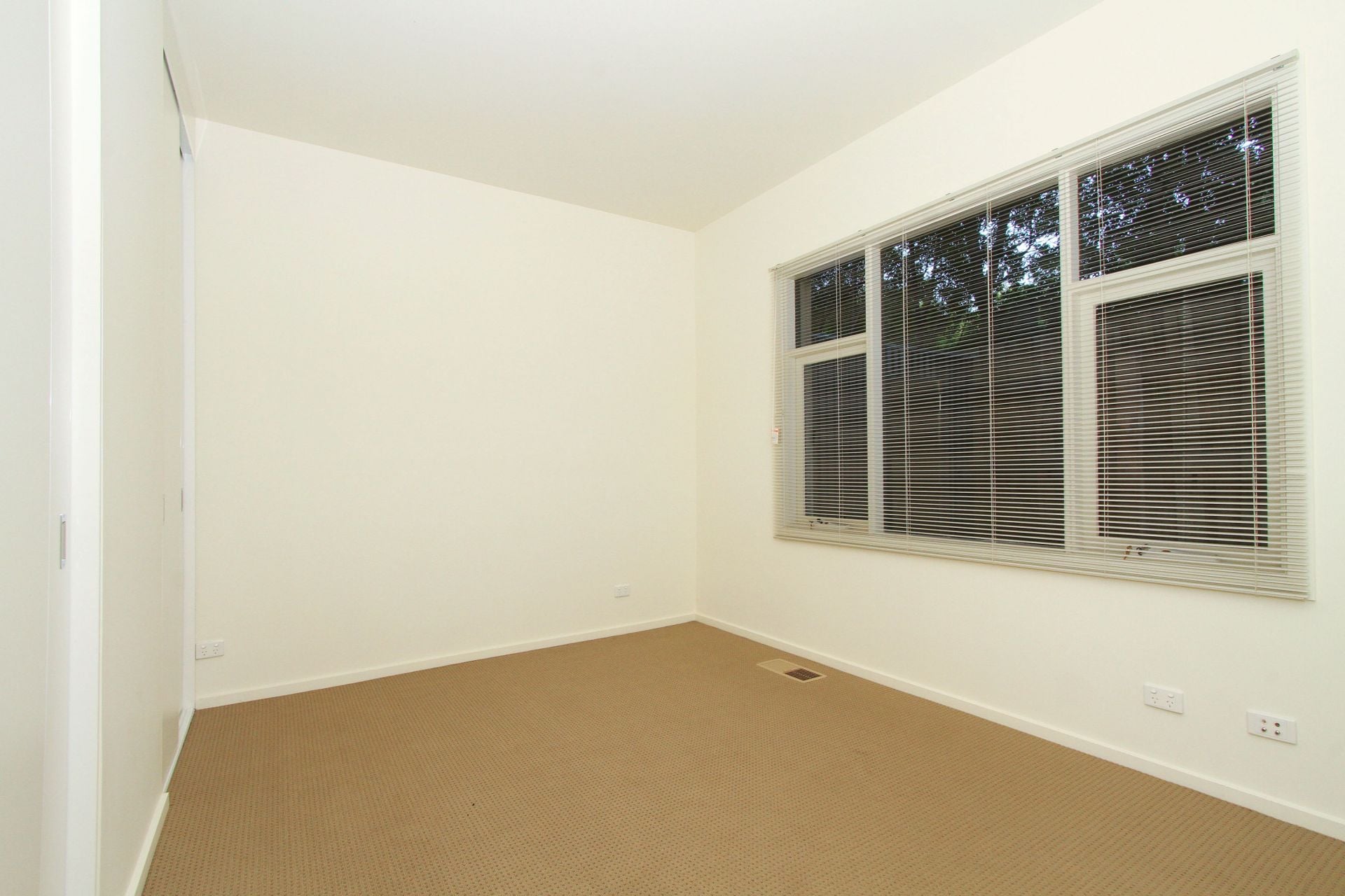 Spacious Apartment in Ivanhoe